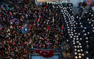Obstáculo. Decenas de policías turcos formaron una barricada e impidieron que el grupo avanzara hacia el centro de Estambul. (AP)
