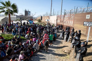 Tan cerca y tan lejos. Varios migrantes se apostaron frente a la entrada de la frontera con EU. (NOTIMEX)