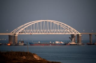 Bloqueo. Un barco de la guardia costera rusa chocó contra un remolcador de la marina ucraniana cerca de Crimea. (AP)