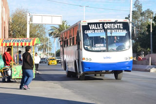 Transportistas Urbanos de Torreón solicitaron de manera oficial incremento en las tarifas de pasaje. Piden que de 11 pase a 15 pesos en pago en efectivo. (FERNANDO COMPEÁN)