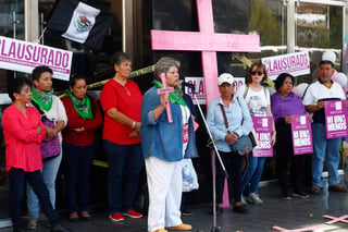 Decenas de madres de jóvenes asesinadas se manifestaron frente al edificio de la Procuraduría General de la República en la Ciudad de México, y clausuraron sus instalaciones de manera simbólica. (EL UNIVERSAL)