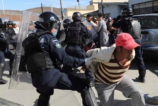 México deportó a 98 migrantes que presuntamente protagonizaron una trifulca al romper este domingo un cerco de la Policía Federal en la ciudad de Tijuana con el afán de cruzar la frontera con Estados Unidos, informó hoy el Instituto Nacional de Migración (INM). (AP)