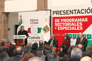 El gobernador Miguel Riquelme presentó los programas. (ESPECIAL) 