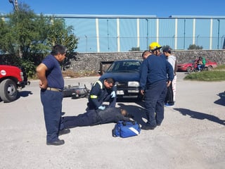 El oficial Hugo Hernández García transitaba en su motocicleta cuando fue chocado por la mujer, que tripulaba un Volkswagen tipo Jetta color negro, lanzándolo al pavimento.