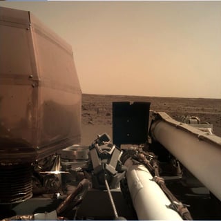 Nueva casa. InSight envió esta fotografía de Marte, la cual se compartió en la cuenta de Twitter con el siguiente texto: 'Hay una belleza tranquila aquí. Estoy deseando explorar mi nuevo hogar'.