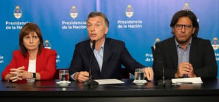El presidente Mauricio Macri (c), la ministra de Seguridad, Patricia Bullrich (i), y el ministro de Justicia, Germán Garavano (d), durante una rueda de prensa ayer en Buenos Aires.