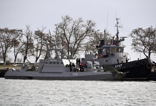Detenidos. Un buque de guerra ucraniano y un remolcador permanecen en el puerto de Kerch tras ser capturados por guardacostas rusos en la península de Crimea. (EFE)