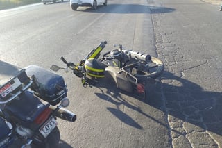 Atención. Paramédicos de la Cruz Roja acudieron al lugar del accidente para atender al motociclista lesionado. (EL SIGLO DE TORREÓN) 