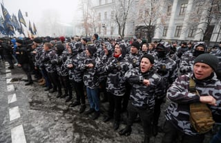 Nacionalistas ucranianos participan en una manifestación en la que demandan romper las relaciones diplomáticas con Rusia frente al edificio del Parlamento, en Kiev (Ucrania). (EFE)