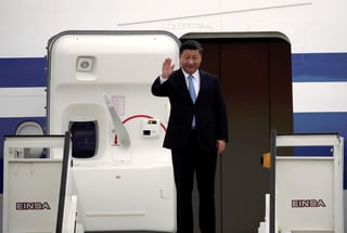 El presidente chino, Xi Jinping, saluda a su llegad al aeropuerto internacional, en Manila (Filipinas). (ARCHIVO)