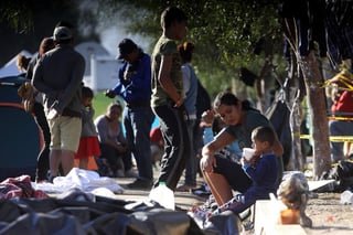  Los migrantes centroamericanos que han llegado a la fronteriza ciudad mexicana de Tijuana enfrentan condiciones cada vez más duras en el albergue provisional dispuesto por las autoridades locales en la unidad deportiva 'Benito Juárez'. (EFE)