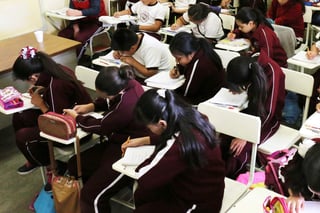  El 49% de los niños tienen un nivel de dominio insuficiente de los conocimientos incluidos en el plan de estudios en el área de Lenguaje y Comunicación; mientras que 59% de los niños mexicanos que estudian en sexto grado de primaria, tiene conocimientos insuficientes en Matemáticas. (ARCHIVO) 