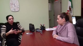 Rosa Nilda González dialoga con Cristina Amezcua sobre el problema de la falta de delegado de la Secretaría de Comunicaciones en Monclova. (EL SIGLO COAHUILA) 