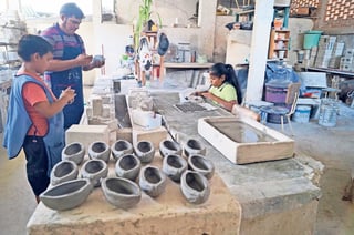 Inversión. Los costos de cada pieza artesanal fabricadas en cerámica y barro, van desde los 80 pesos hasta los 11 mil pesos. (EL UNIVERSAL)