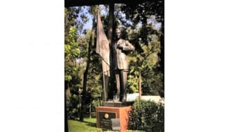 La estatua está ubicada en el sendero que lleva a la casa Miguel Alemán en Los Pinos. (ESPECIAL) 