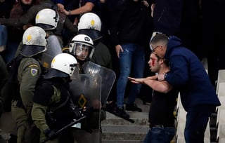 La policía local tuvo que intervenir en medio de la pelea entre hinchas del Ajax y del AEK Atenas.