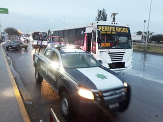 El operador del autobús Periféricos abandonó la unidad tras el accidente. (EL SIGLO DE TORREÓN)