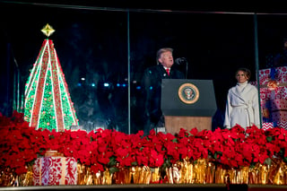 Tradición. El presidente Donald Trump y su esposa Melania encendieron las luces del Árbol Nacional de Navidad en el parque ubicado detrás de la Casa Blanca. (AP)