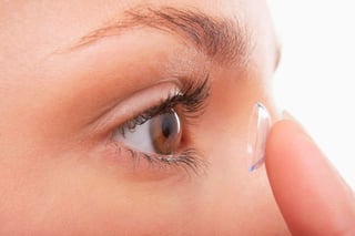 Los lentes de contacto corrigen errores refractivos como miopía, hipermetropía, astigmatismo y presbicia. (ARCHIVO)