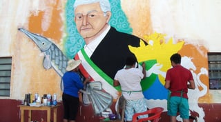 Fervor. En el pueblo que vio nacer a Andrés Manuel López Obrador, Tepetitán, el fervor que se vive es único: artistas pintan un mural y han rehabilitado un viejo callejón. (ARCHIVO) 