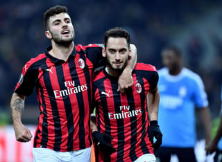Los jugadores del AC Milan Hakan Calhanoglu (d) y Patrick Cutrone (i) celebran un gol ante el F91 Dudelange.