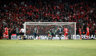 Alexis Vega marcó un golazo para empatar el encuentro ayer en el estadio Nemesio Díez y dejar con vida a los Diablos Rojos. (El Universal)