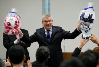 El presidente del Comité Olímpico Internacional (COI), Thomas Bach, posa con las mascotas de los Juegos Olímpicos y Paralímpicos de Tokio 2020.