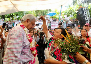 Además del protocolo tradicional en el que Andrés Manuel López Obrador recibirá la banda presidencial, los 68 pueblos originarios le entregarán el Bastón de Mando, que simboliza el poder y la jerarquía de los líderes, y con ello sería el primer presidente que lo reciba. (ARCHIVO)