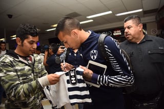 Los jugadores de los Rayados de Monterrey se dieron tiempo de firmar algunos autógrafos ayer a su llegada al aeropuerto internacional de Torreón.