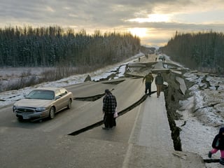 Afectaciones. Personas caminan por Vine Road luego de un terremoto en Wasilla, Alaska.