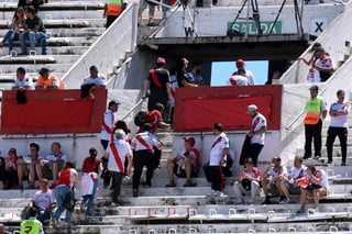 Aficionados abandonaron el estadio Monumental cuando el partido se postergó por segundo día consecutivo.