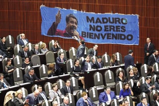 La manta tiene la leyenda 'Maduro no eres bienvenido', acompañado por la fotografía del mandatario venezolano y fue colocada en su salón de sesiones. (EFE) 
