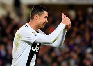 Cristiano Ronaldo sentenció con un penal a los 79 minutos para condenar a la Fiore a su primera derrota en la temporada. (AP) 