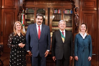 El presidente venezolano no asistió a la toma de protesta del presidente López Obrador en el Palacio Legislativo de San Lázaro, pero sí se entrevistó, junto con su esposa Cilia Flores, con el titular del Ejecutivo Federal de México. (NOTIMEX)