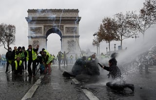 Repelidos. Varios manifestantes fueron rechazados con chorros de agua por la policía de París.