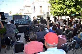Protesta. Se reúnen en la plaza de Lerdo para ver la entrada de AMLO a la Presidencia de la República Mexicana.