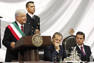 Ya es presidente. Ante la mirada atenta del expresidente Enrique Peña Nieto (d), el presidente Andrés Manuel López Obrador (i) habla durante la ceremonia de investidura en el Congreso de la Unión en la que anunció el inicio de la 'cuarta transformación' del país. (AP) 