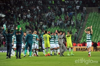 Los jugadores agradecieron el apoyo de los aficionados presentes tras la derrota ante Rayados. (Ramón Sotomayor)