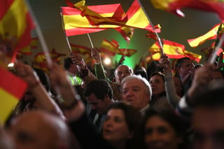 Triunfo. Militantes y simpatizantes de Vox celebran los resultados en las elecciones andaluzas ayer en la noche en Sevilla. (EFE)