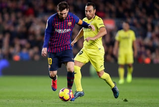 El argentino Lionel Messi, del Barcelona, disputa un balón con Santi Cazorla, del Villarreal, durante un encuentro de La Liga española, disputado ayer.