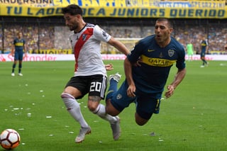 Casco y Abila disputan un balón en la ida de la final por la Copa Libertadores. (Jam Media)
