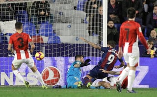 El delantero del Levante, Roger Martí (2d), consigue batir al guardameta del Athletic, Iago Herrerín, anotando el tercer gol del equipo granota durante el encuentro correspondiente a la jornada 14.