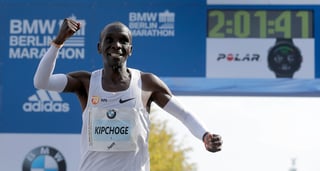 Eliud Kipchoge rompió el récord mundial del maratón, el 16 de septiembre, cuando concluyó la prueba en Berlín en 2h01:39.