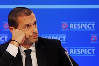 El presidente de la UEFA, Aleksander Ceferin, escucha durante el sorteo de la Liga de Naciones en el Hotel Shelbourne de Dublín.