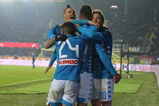 Arkadiusz Milik (2-d), de Nápoles, celebra al anotarle un gol al Atalanta en el estadio Atleti Azzurri d'Italia, en Bérgamo.