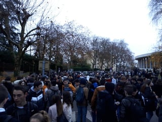 Protestas. El gobierno ha pedido la intervención de las fuerzas del orden para garantizar la seguridad de alumnos. (TWITTER)
