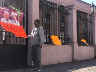 Se trata de Héctor Daniel Rodríguez, quien se ha manifestado por alrededor de dos semanas con pancartas exigiendo justicia en las instalaciones del edificio en Saltillo. (EL SIGLO COAHUILA)