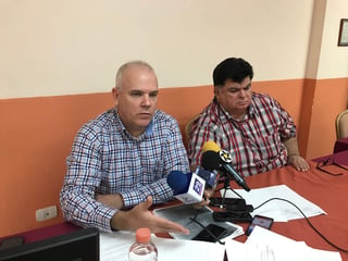 El tesorero de la OCV, Jorge Kalionchiz, y el socio Armando de la Garza, en conferencia de prensa explican los malos manejos de la administración de la OCV. (EL SIGLO COAHUILA)