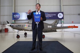 En el evento, el gobernador Diego Sinhue Rodríguez Vallejo dijo que la aeronave se producirá en serie. 'Ya está en proceso de construcción 'Halcón 2'; este proyecto avanza, vuela', reveló. (NOTIMEX)