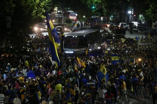 El bus que transportaba a los jugadores del Boca fue recibido por aficionados en el estadio La Bombonera. (ARCHIVO)